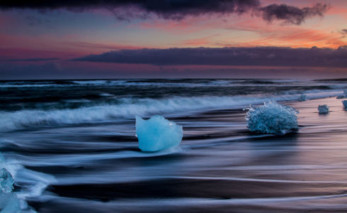 Contrasting Iceburgs By Tom Ruhland 007(1)